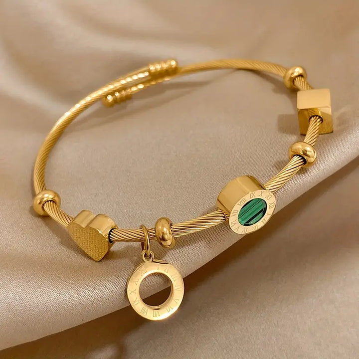 Ring i Guld med Grön Ädelsten