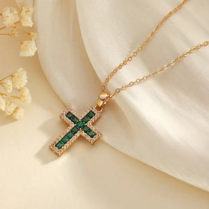 Grön Smaragd Kors Hänge i Guld Halsband