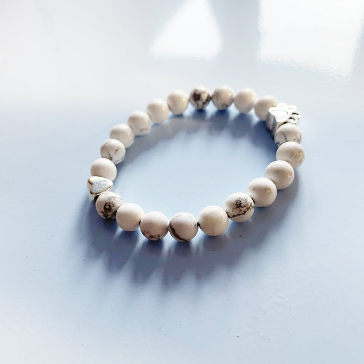 Handgjort Ädelstensarmband med Tass och Hjärta Charm – Naturlig Design