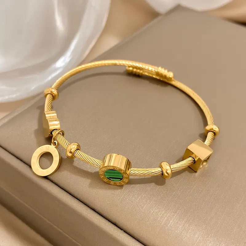 Ring i Guld med Grön Ädelsten