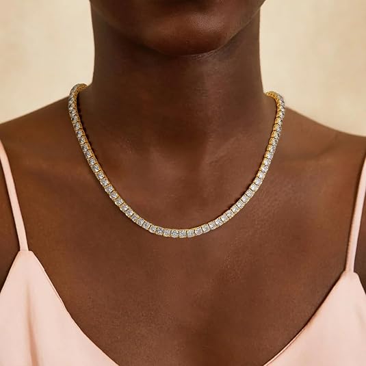 Tidlöst Guld Tennis Halsband" could be rewritten as "Eternal Gold Tennis Necklace.