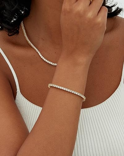 Elegant Klassisk Guld Tennisarmband" can be rewritten as "Sleek Classic Gold Tennis Bracelet.