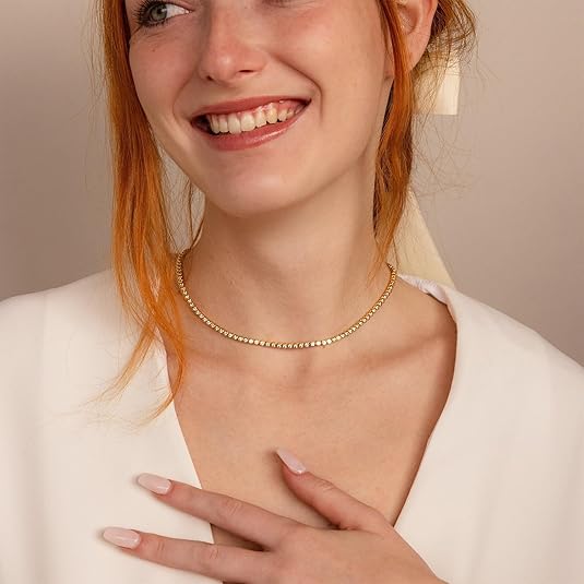 Tidlöst Guld Tennis Halsband" could be rewritten as "Eternal Gold Tennis Necklace.