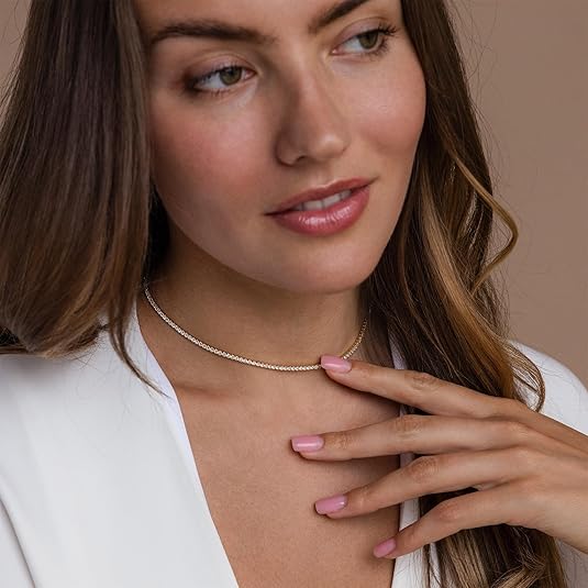 Tidlöst Guld Tennis Halsband" could be rewritten as "Eternal Gold Tennis Necklace.