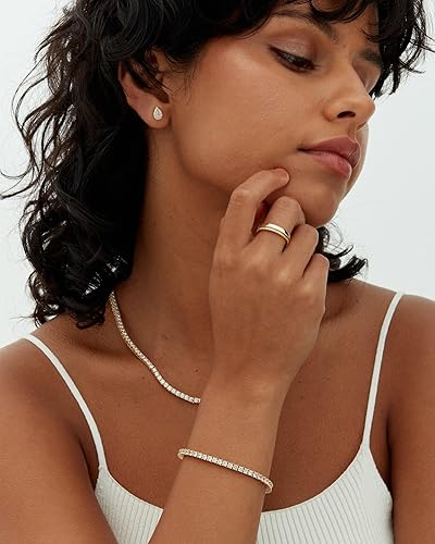 Elegant Klassisk Guld Tennisarmband" can be rewritten as "Sleek Classic Gold Tennis Bracelet.