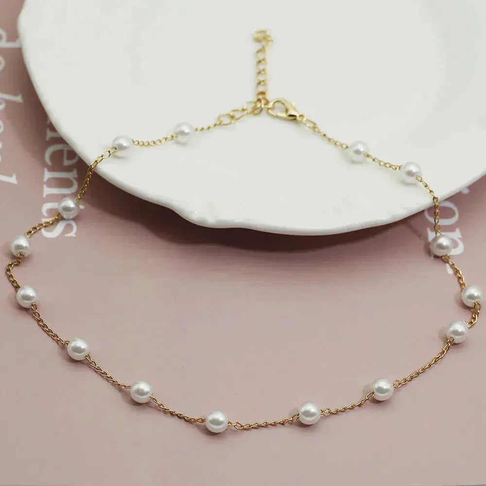 "Elegant Guldhalsband med Pärlor" can be rewritten as "Stiligt Guldhalsband med Pärlor".