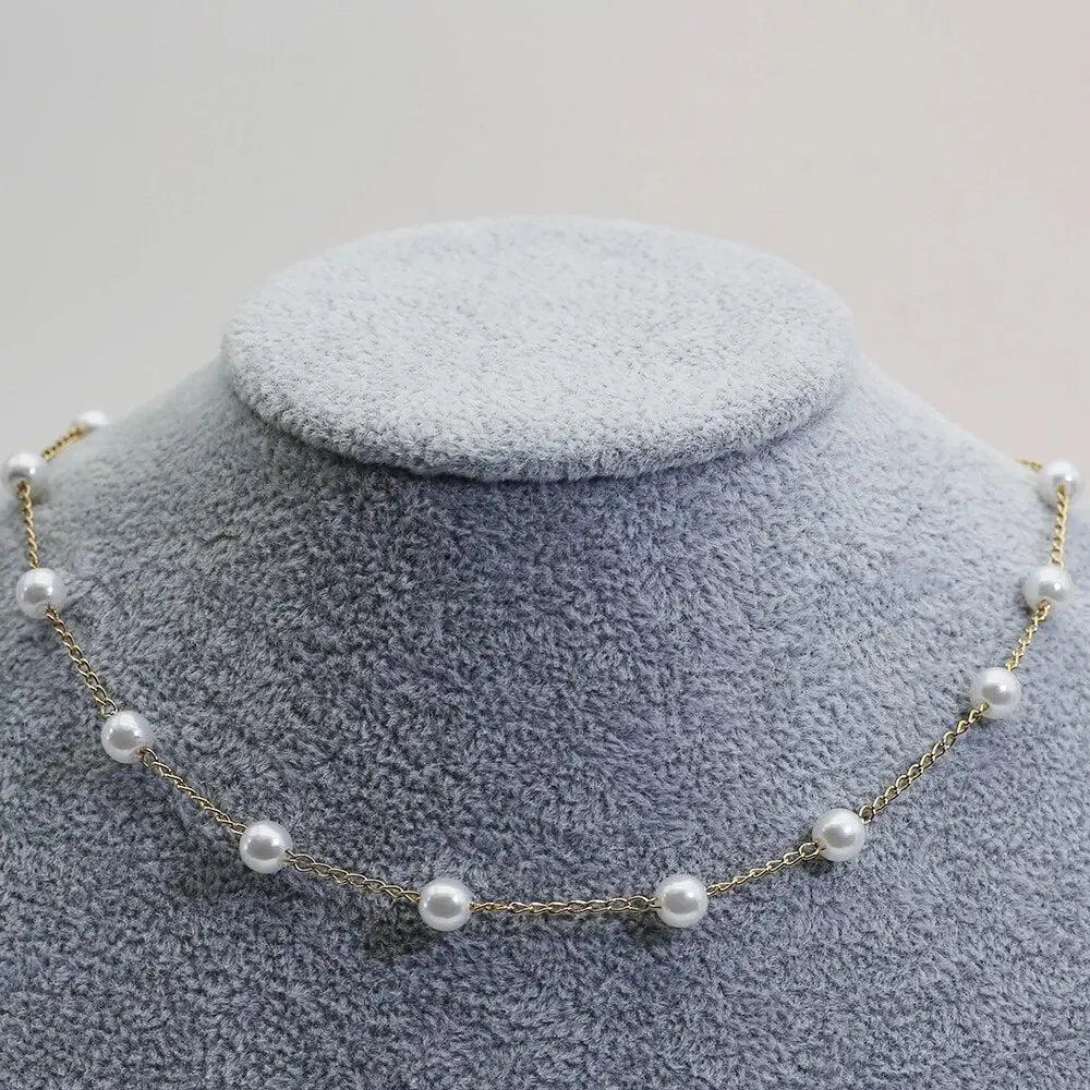 "Elegant Guldhalsband med Pärlor" can be rewritten as "Stiligt Guldhalsband med Pärlor".