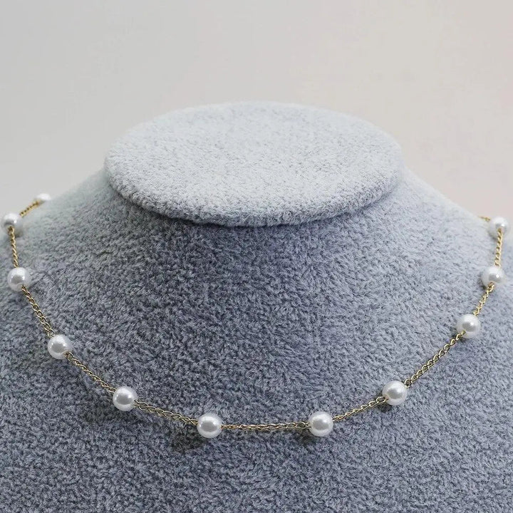 "Elegant Guldhalsband med Pärlor" can be rewritten as "Stiligt Guldhalsband med Pärlor".