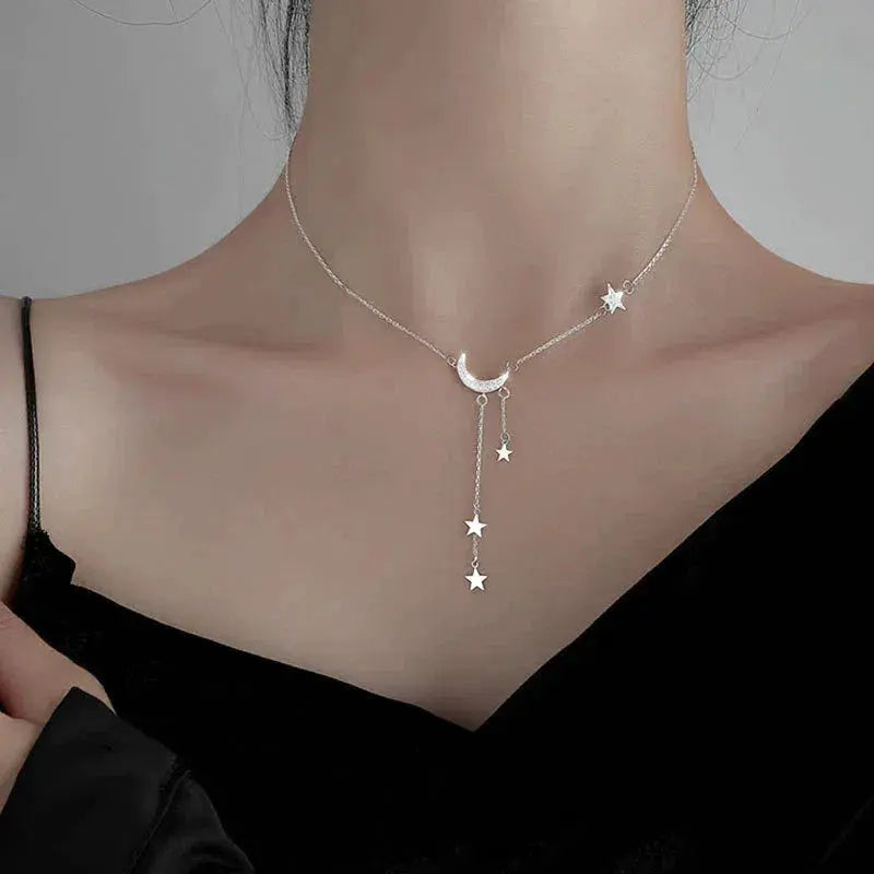 "Elegant Silverhalsband med Måne och Stjärnor" can be rewritten as "Snyggt Silverhalsband med Måne och Stjärnor".