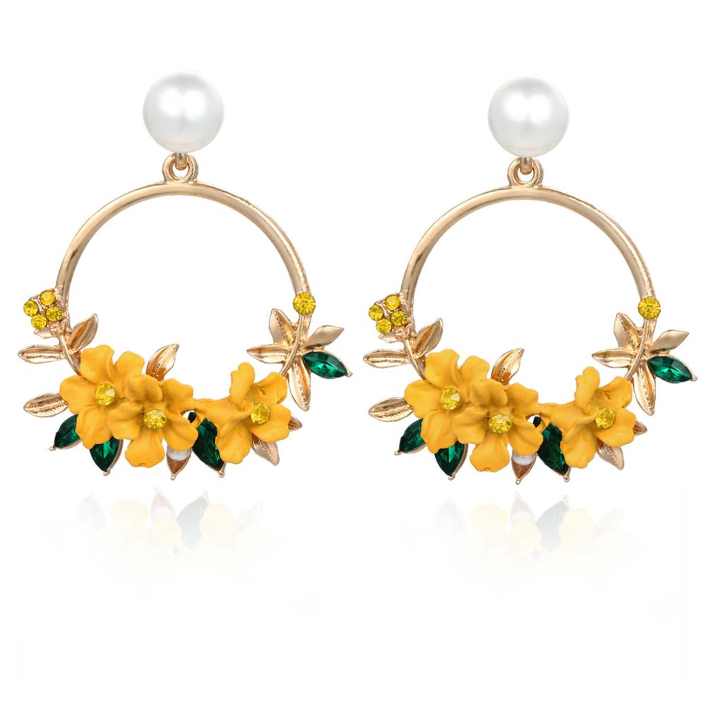 Elegant Guld Blomma och Pärlor Örhängen