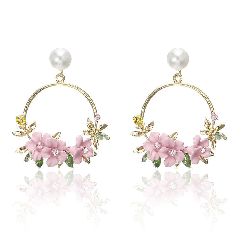 Elegant Guld Blomma och Pärlor Örhängen