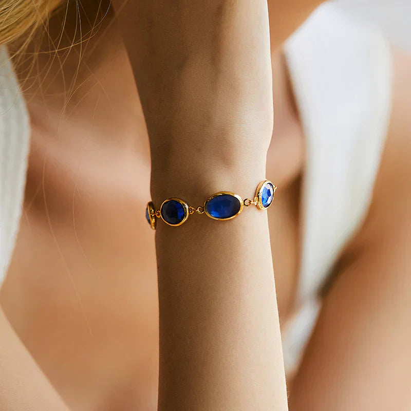 Skinande Guld Saphir Armband" could be rewritten as "Radiant Gold Sapphire Bracelet.