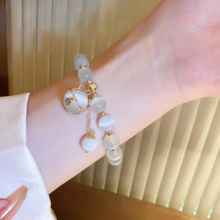 Armband med pärlor och lyckokatt-hänge