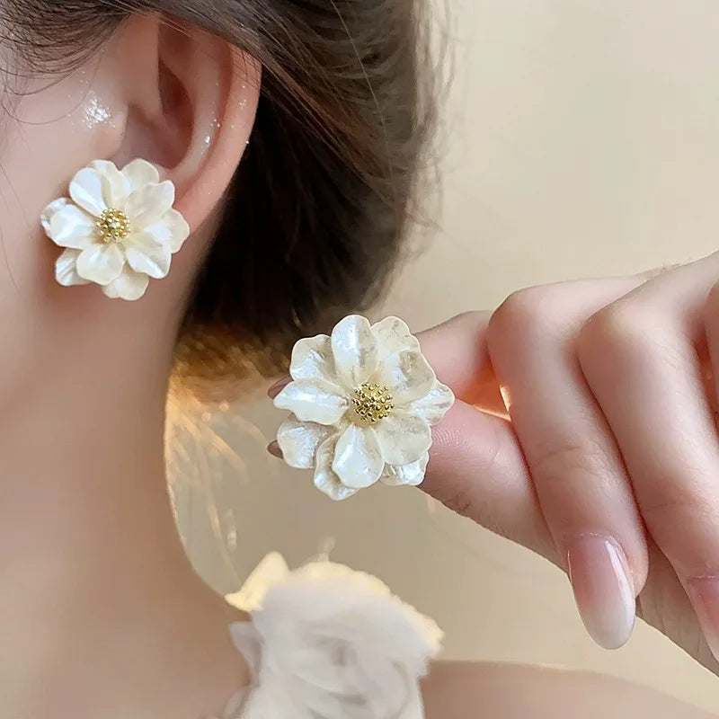Eleganta Vita Akrylörhängen med Blommönster