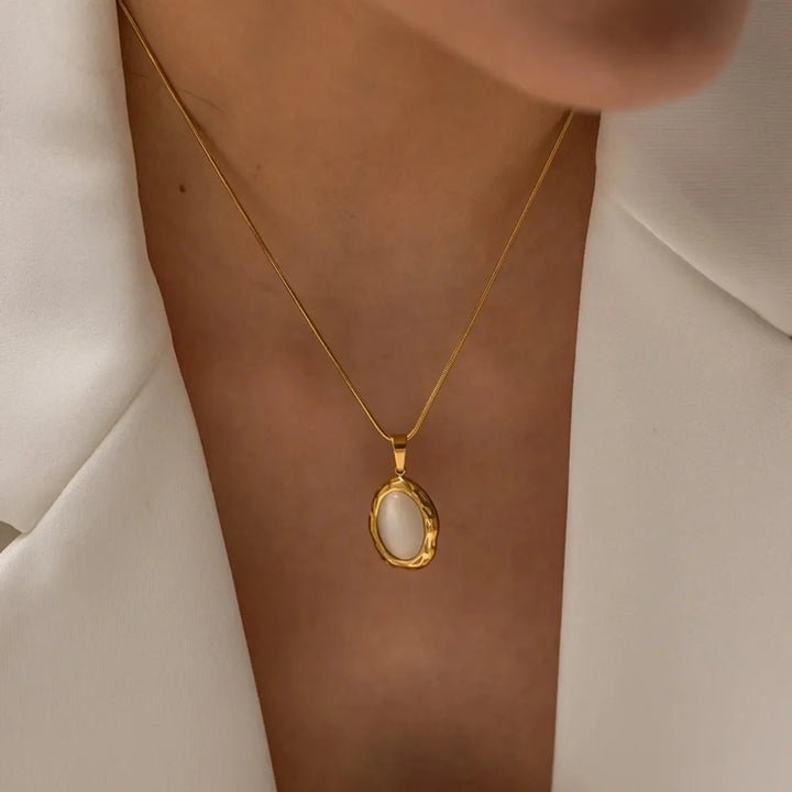 Överdraget oval kattöga opalhalsband i guld