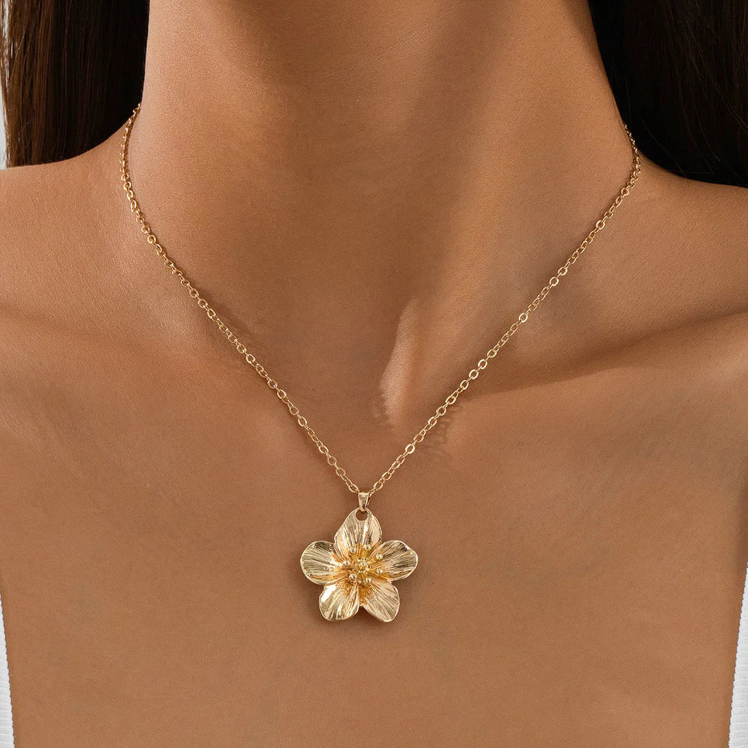 Elegant hängande halsband med metallblomma