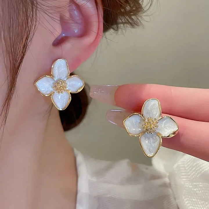 Elegant Vita Emalj Blomformade Örhängen