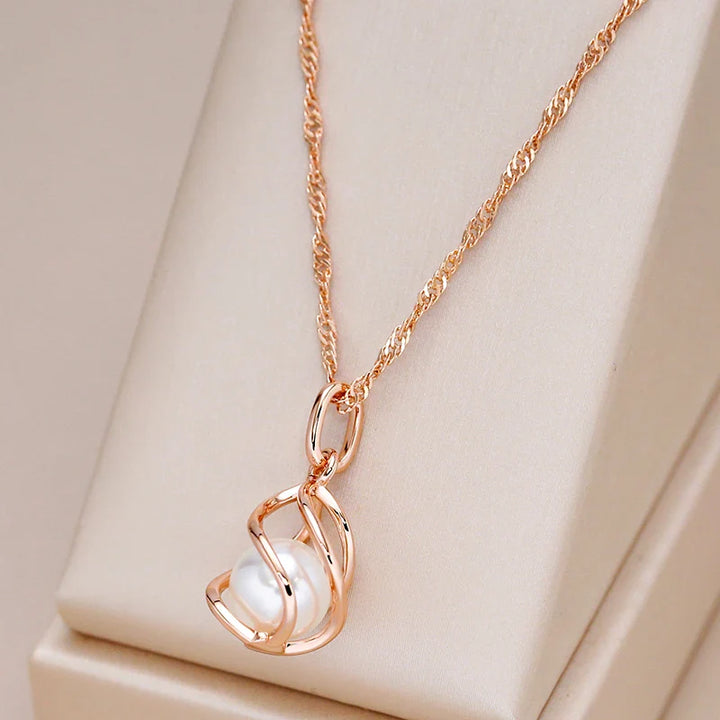 Exklusivt Geometriskt Halsband med Roséguld och Pärlor
