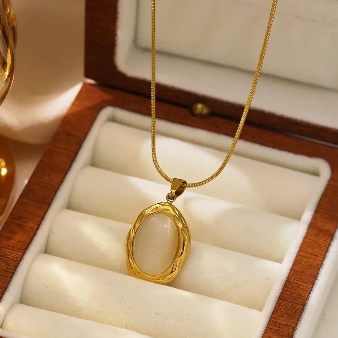Överdraget oval kattöga opalhalsband i guld
