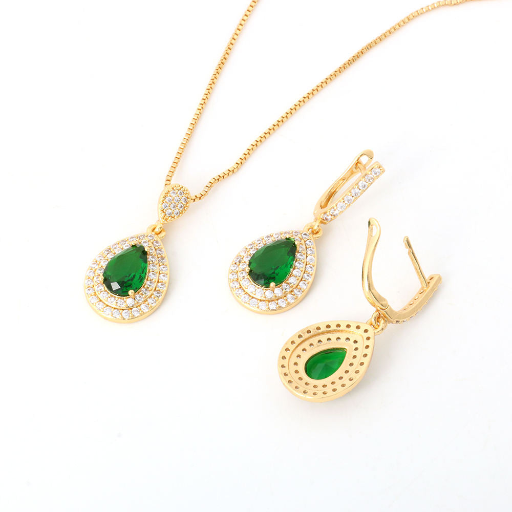 Grön Guld Smyckeset" can be rewritten as "Emerald Gold Jewelry Set.