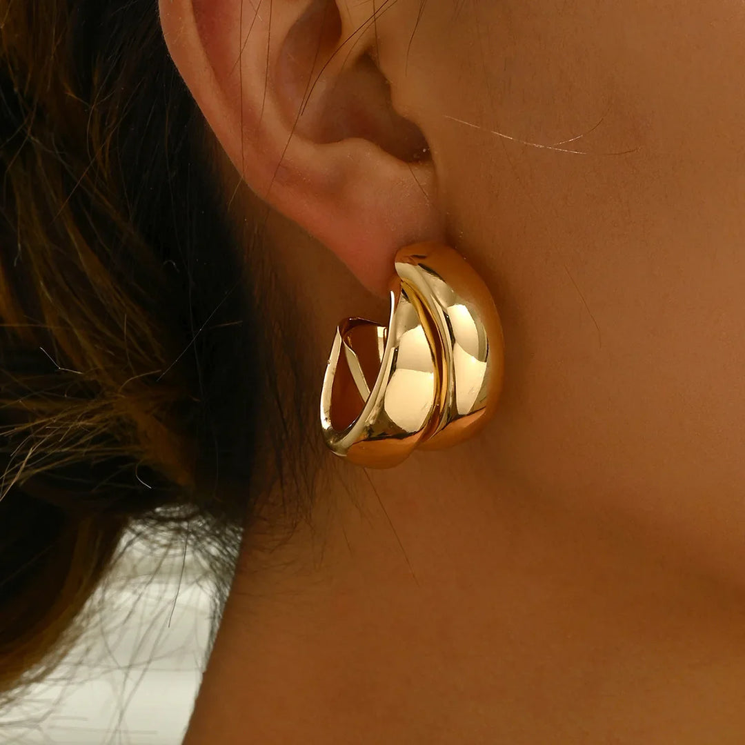 "Eleganta Guld Chunky Örhängen" could be rewritten as "Stiliga Chunky Guldörhängen".