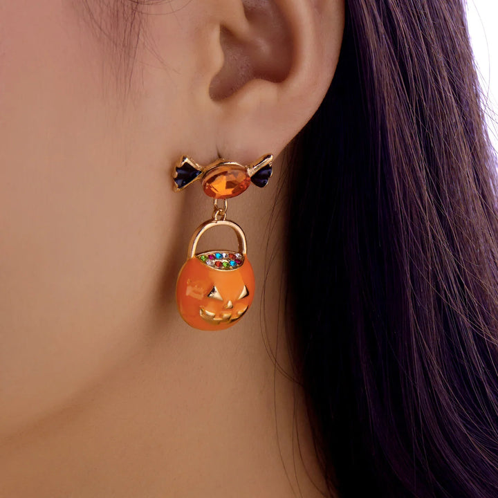 Halloween Pumpa Godis Örhängen" can be rewritten as "Pumpkin Candy Earrings for Halloween.