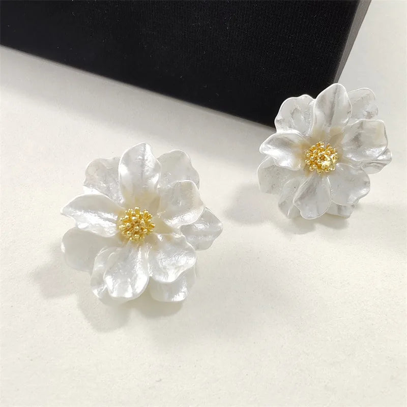 Eleganta Vita Akrylörhängen med Blommönster