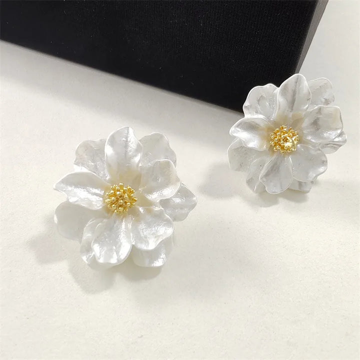 Eleganta Vita Akrylörhängen med Blommönster