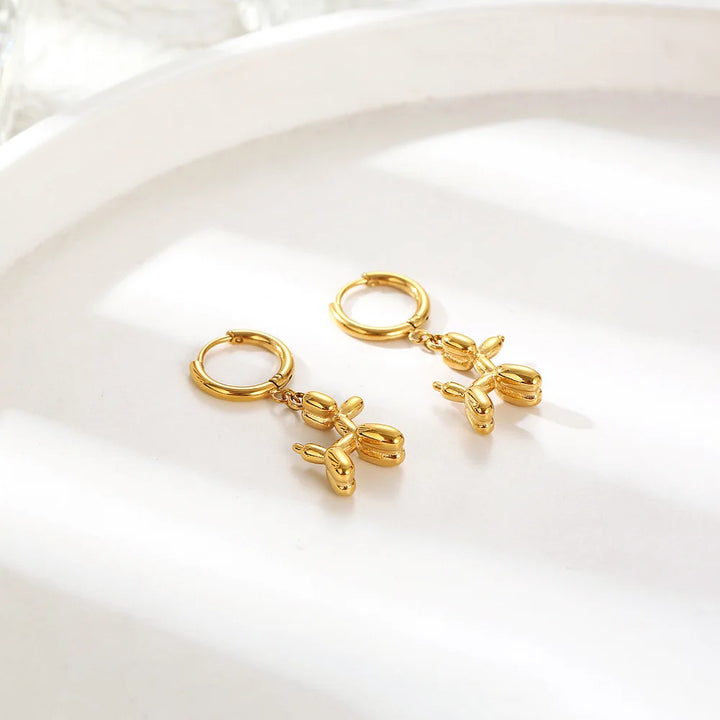 Guld Huggie Örhängen med Charm i Form av Mini Ballonghund