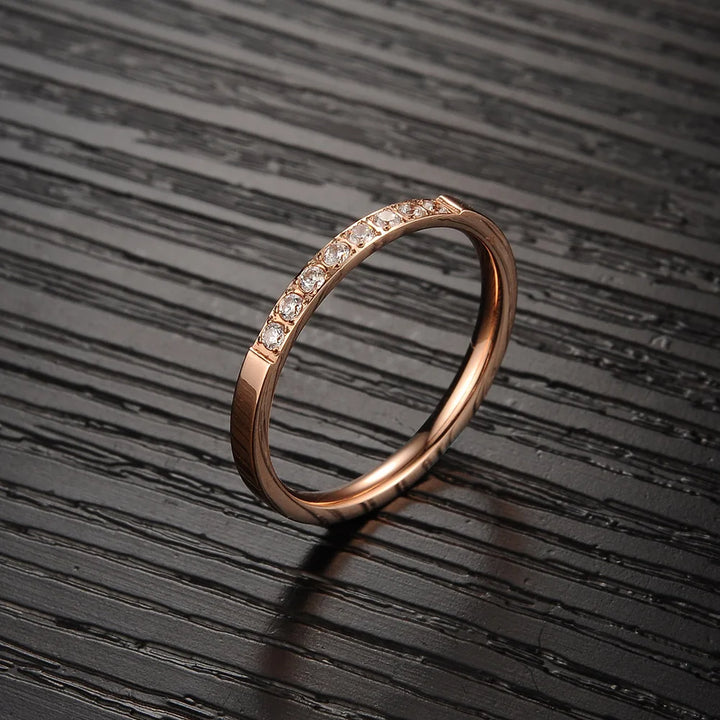 Tidlös Ring med Inlagd CZ i Roséguld