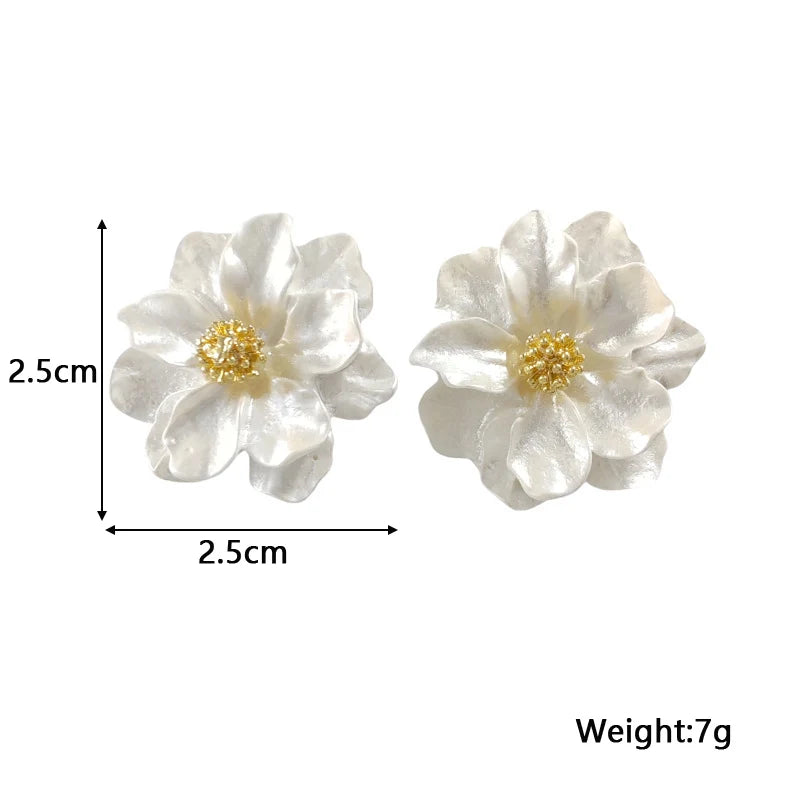 Eleganta Vita Akrylörhängen med Blommönster