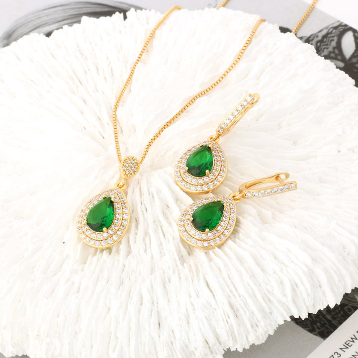 Grön Guld Smyckeset" can be rewritten as "Emerald Gold Jewelry Set.