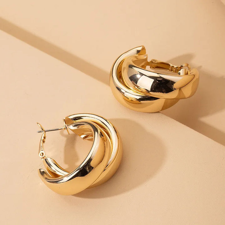 "Eleganta Guld Chunky Örhängen" could be rewritten as "Stiliga Chunky Guldörhängen".