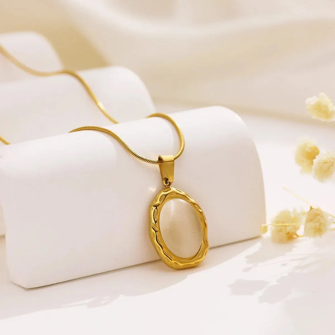 Överdraget oval kattöga opalhalsband i guld