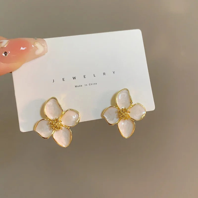 Elegant Vita Emalj Blomformade Örhängen