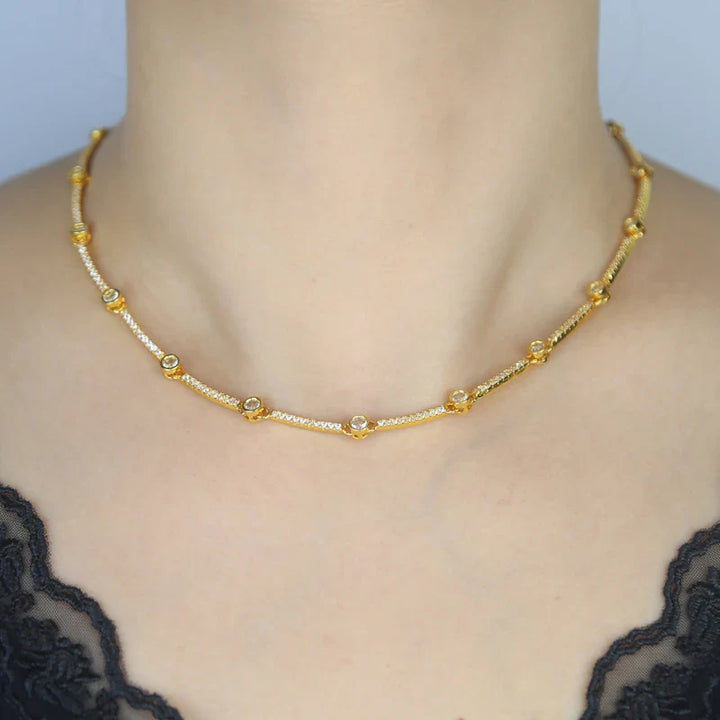 Sofistikerad Tennis Choker med Guld och Cubic Zirconia
