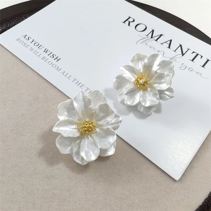 Eleganta Vita Akrylörhängen med Blommönster