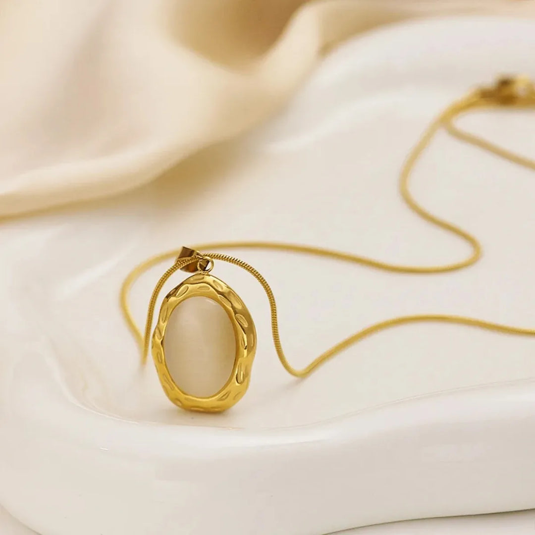 Överdraget oval kattöga opalhalsband i guld