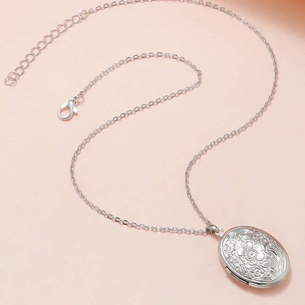 Tidlös Oval Fotolocket Halsband med Gravyr