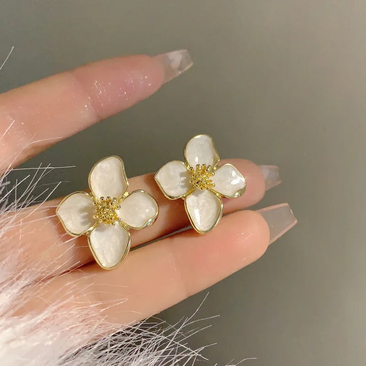 Elegant Vita Emalj Blomformade Örhängen