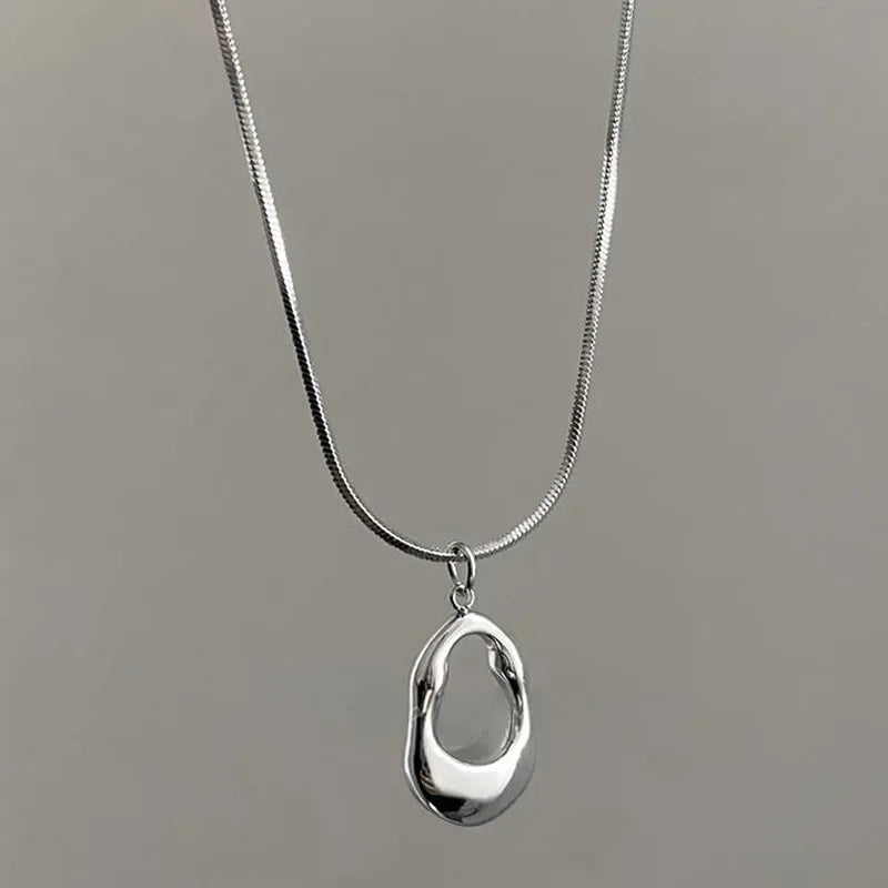 Sofistikerat hänge med metallblomma halsband