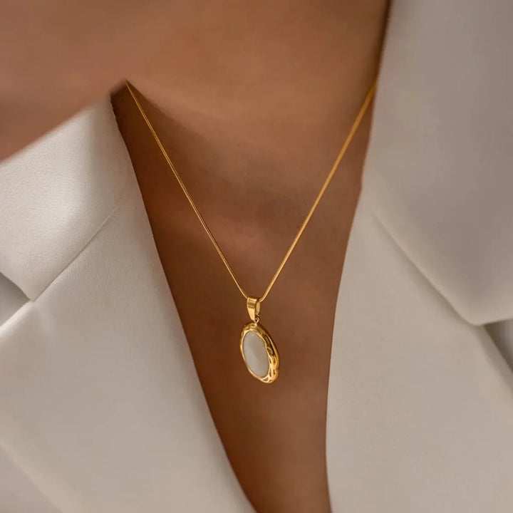 Överdraget oval kattöga opalhalsband i guld