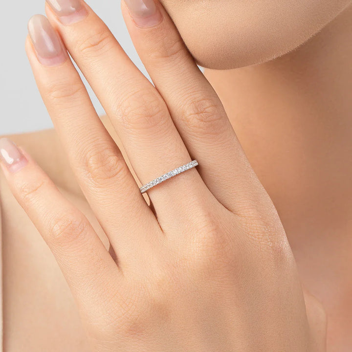 Skinande Minimalistisk Oändlighetsring