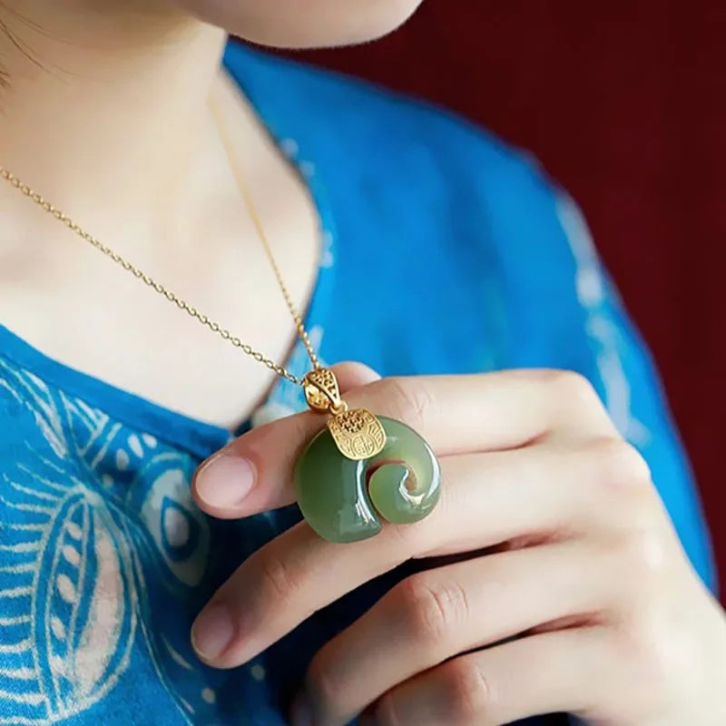 Hetian Jade Elephant Anhänger-Halskette – 18K Goldplattierte Kette für Damen
