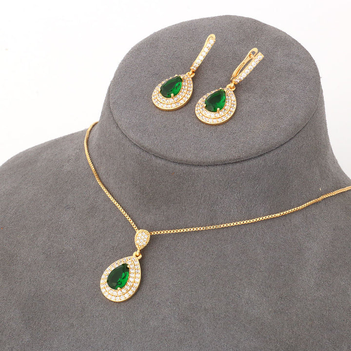 Grön Guld Smyckeset" can be rewritten as "Emerald Gold Jewelry Set.
