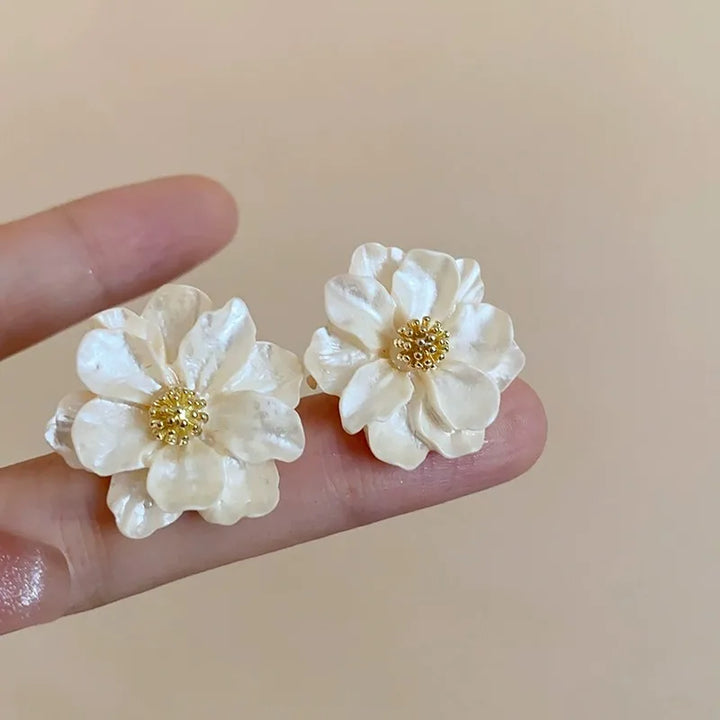 Eleganta Vita Akrylörhängen med Blommönster