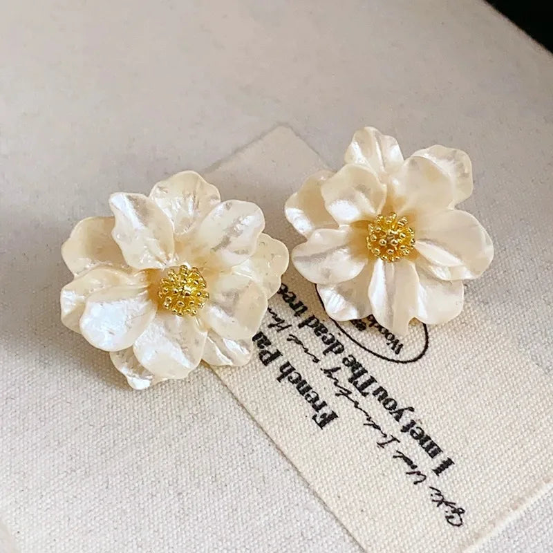 Eleganta Vita Akrylörhängen med Blommönster