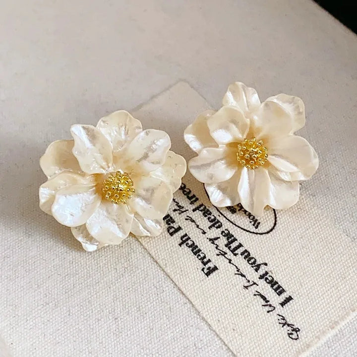 Eleganta Vita Akrylörhängen med Blommönster