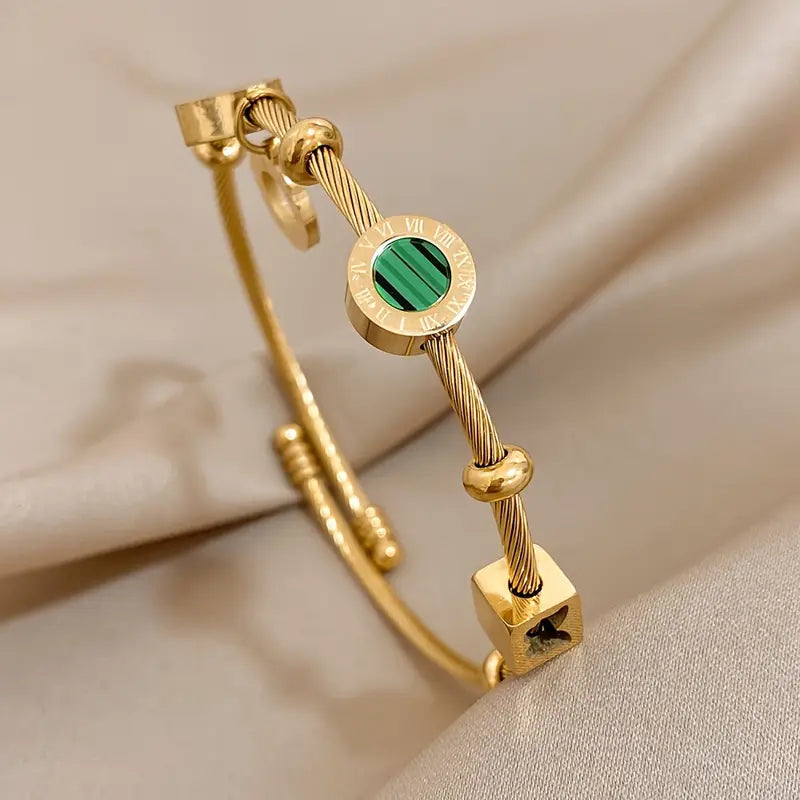 Ring i Guld med Grön Ädelsten