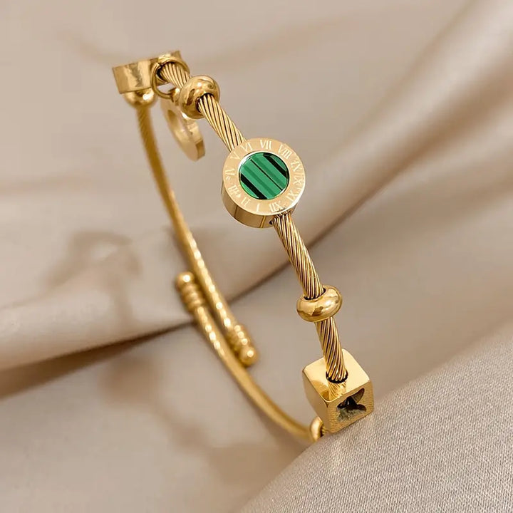 Ring i Guld med Grön Ädelsten